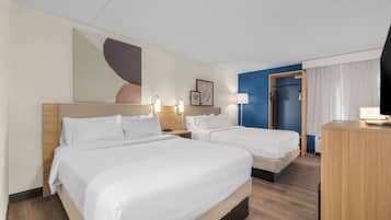 Habitación, 2 camas de matrimonio | Escritorio, espacio para trabajar con un portátil, cortinas opacas