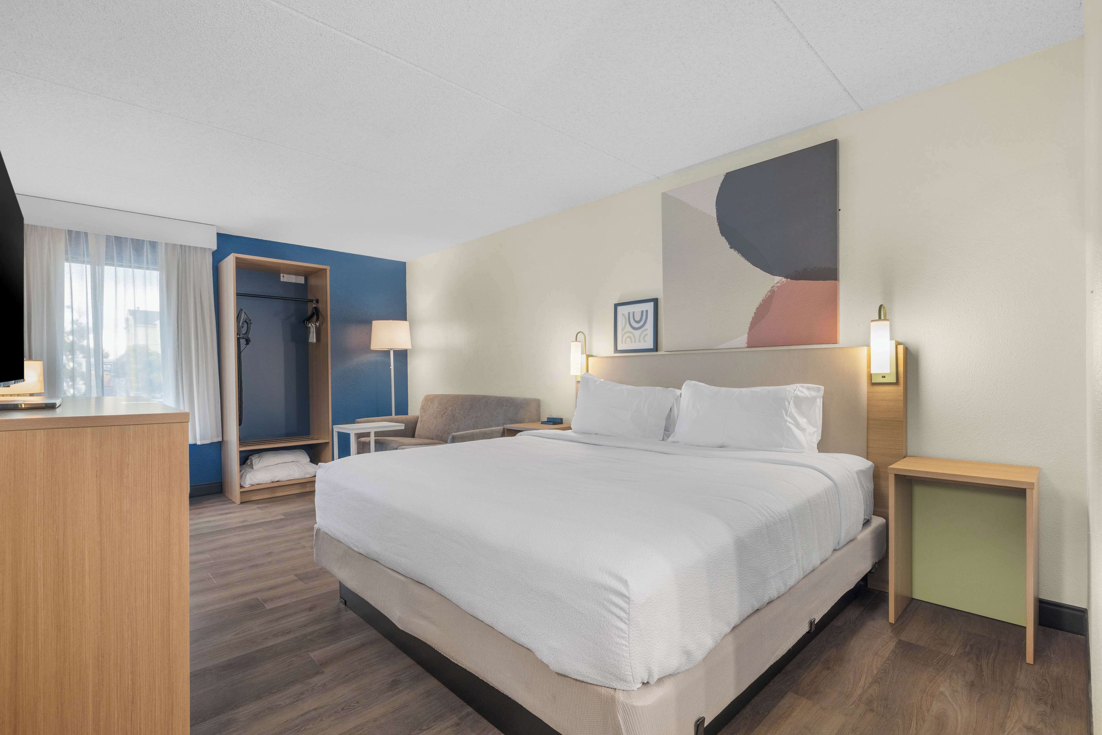 Værelse - 1 kingsize-seng med sovesofa | Opholdsområde | 31-tommers fladskærms-tv med satellitkanaler, tv