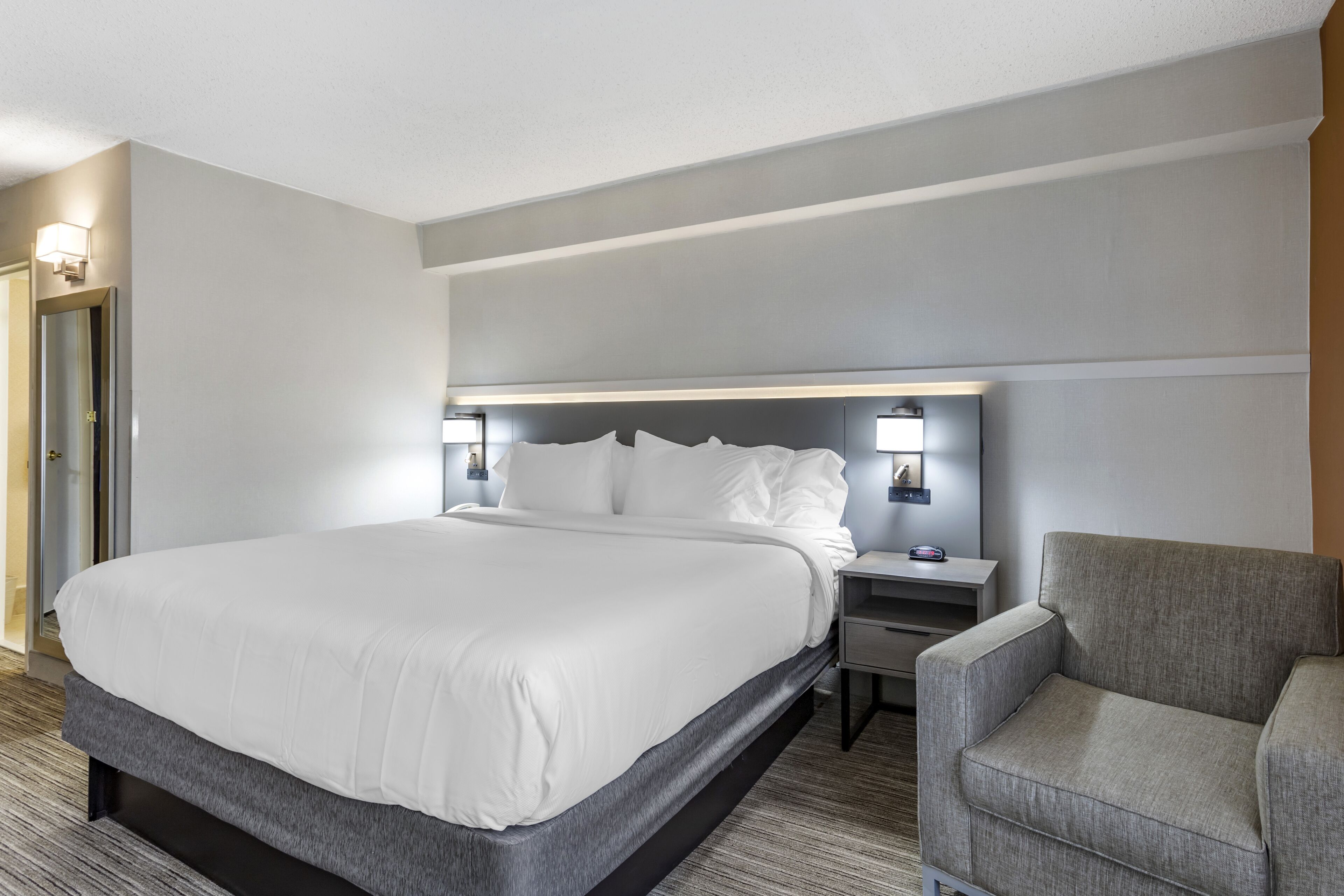 standard room, 1 king bed | premium bedding, pillow-top beds, in-room safe, desk