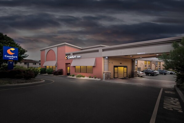 A Comfort Inn hotel with a parking lot and a 13 ft clearance sign.