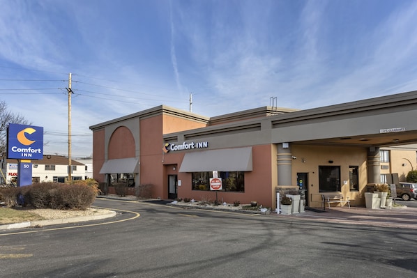 Un hôtel Comfort Inn avec une entrée bien visible, un panneau indiquant « Entrée interdite » et un panneau indiquant « Hauteur maximale : 13 pieds ».