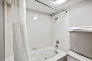 Articles de toilette gratuits, sèche-cheveux, serviettes fournies