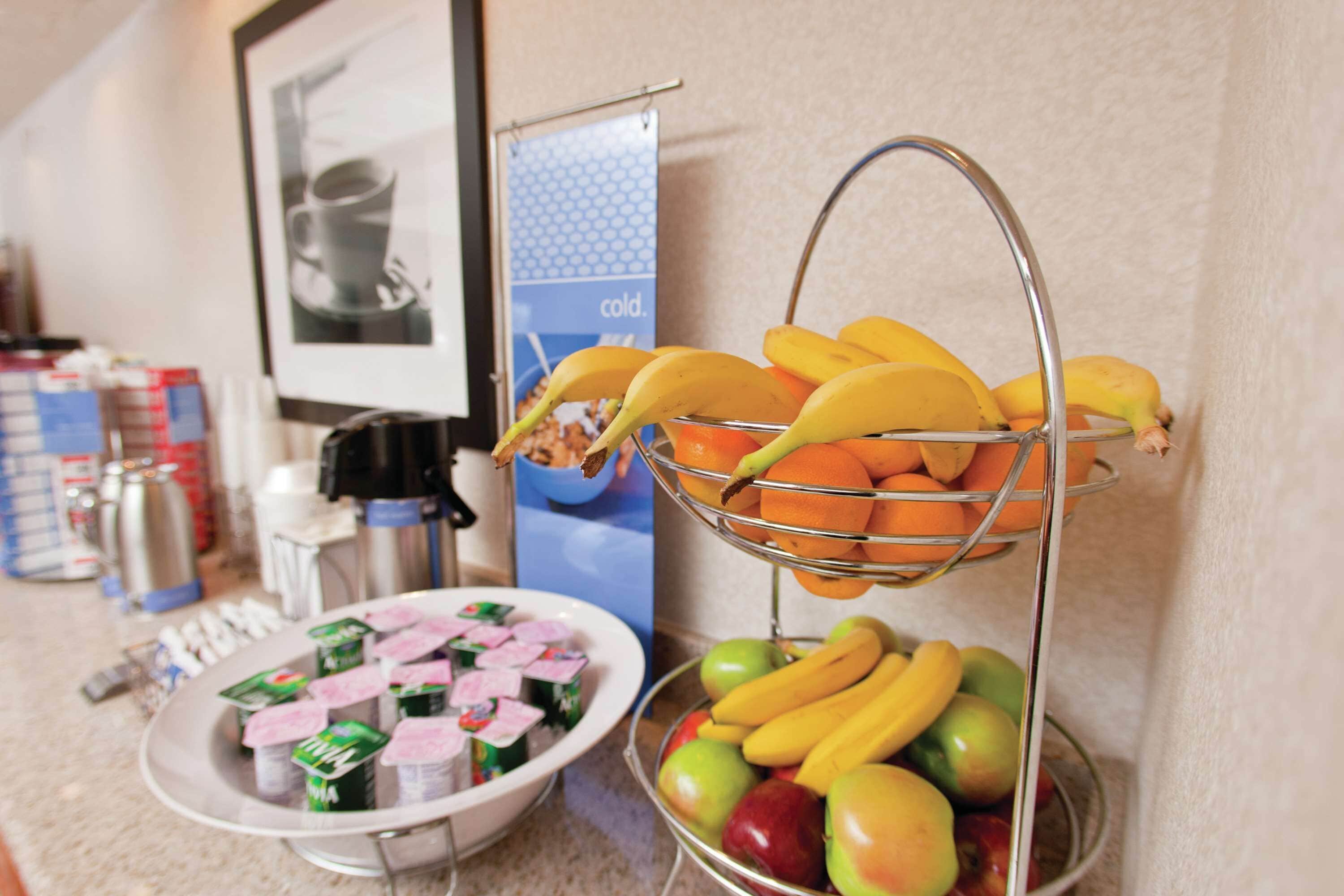 Buffet amb fruita, iogurt i begudes.