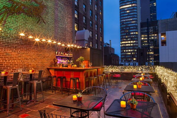 2 bars/lounges