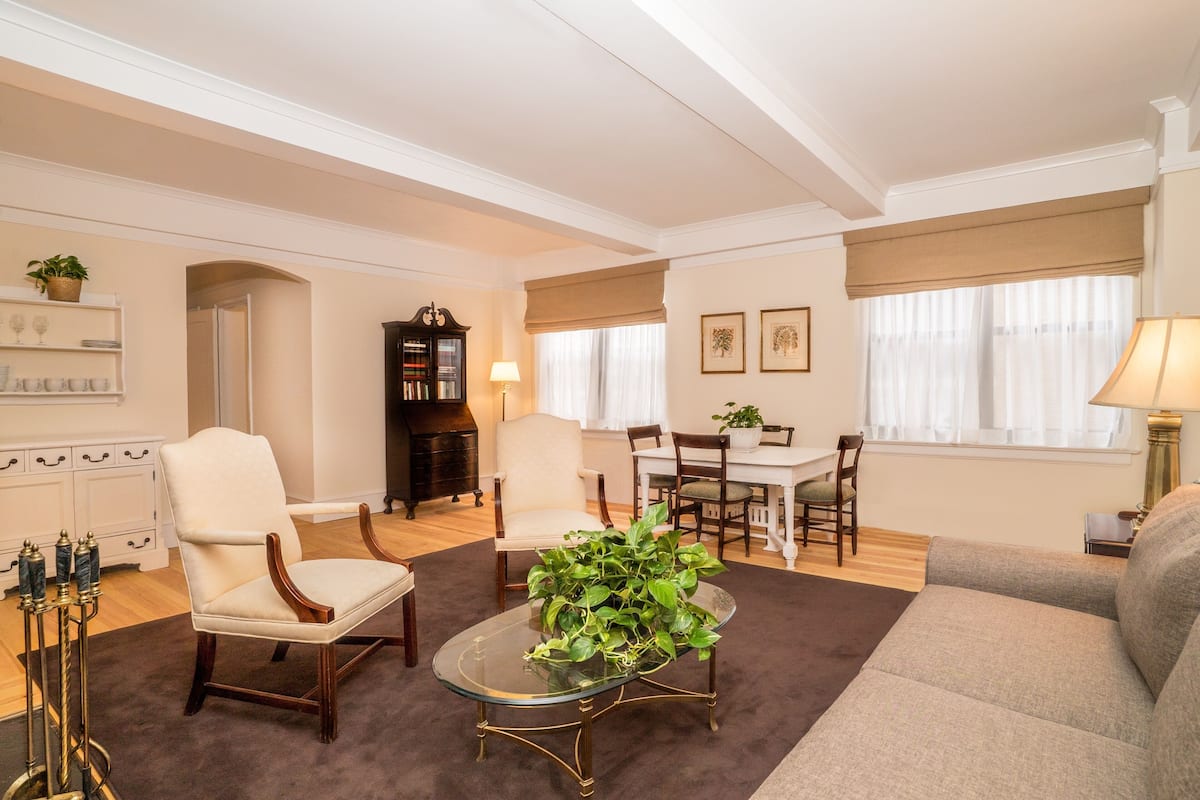 Premium Suite, 2 Bedrooms | Ruang tamu | TV skrin rata, pemain DVD, filem tayangan pertama