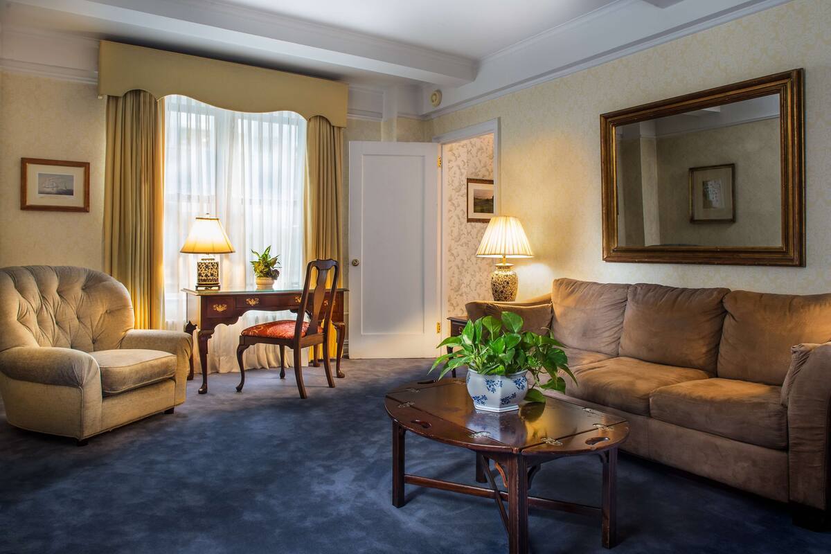 Suite, 1 Bedroom | Peralatan tempat tidur hipoalergenik, gebar bulu kapas 