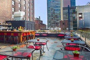 Outdoor dining - Roger Smith Hotel (New York)