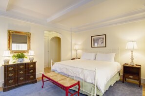 Allergitestet sengetøy, dundyner, safe på rommet og individuelt dekorert