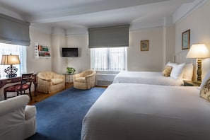 Deluxe-Zimmer, 2 Doppelbetten | Allergikerbettwaren, Daunenbettdecken, Zimmersafe, individuell dekoriert