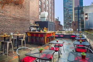 Outdoor dining - Roger Smith Hotel (New York)