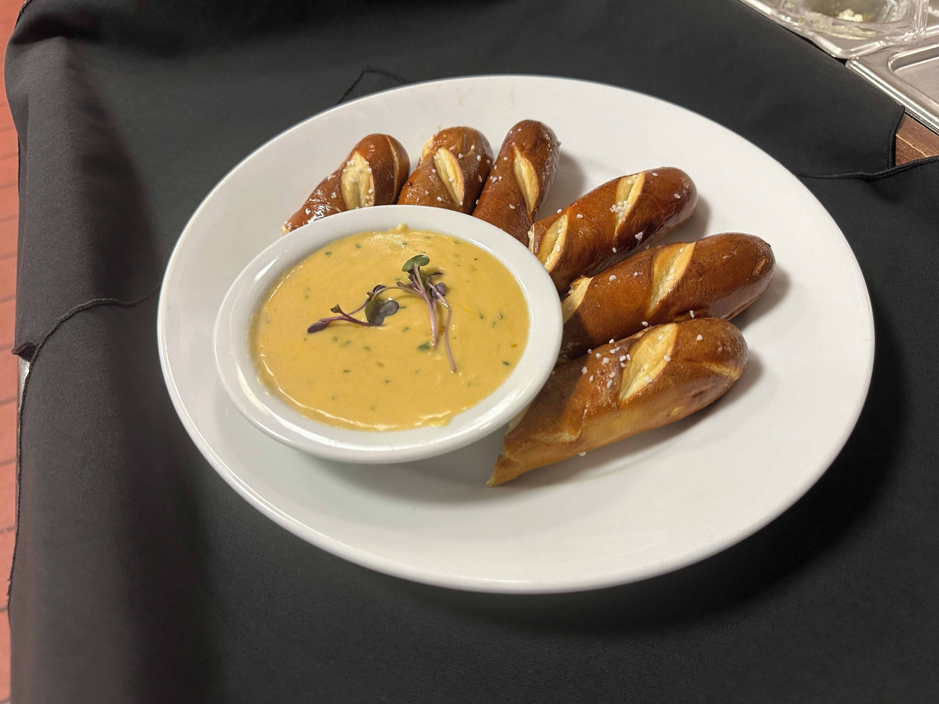 Une assiette avec du pain et un bol de soupe sur une table.