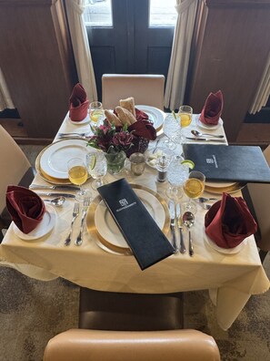 Lunch, dinner and brunch served - The Blennerhassett Hotel (Parkersburg)