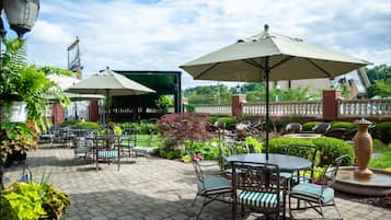 Deluxe-huone, 1 suuri parisänky | Terassi/patio