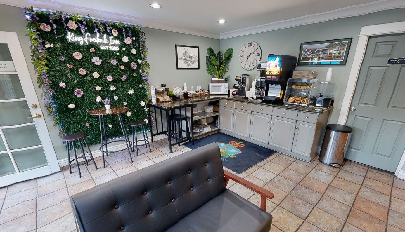 Un interior acogedor con una zona de bar, asientos y una pared decorativa.