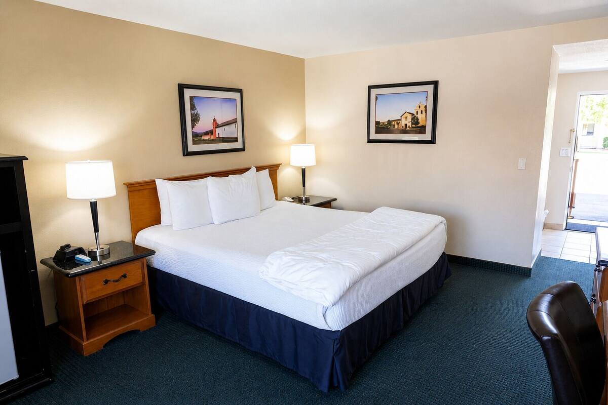 Standard Room, 1 King Bed Upstairs (1 King Bed Nonsmoking) | Premium bedding, down comforters, pillowtop beds, desk