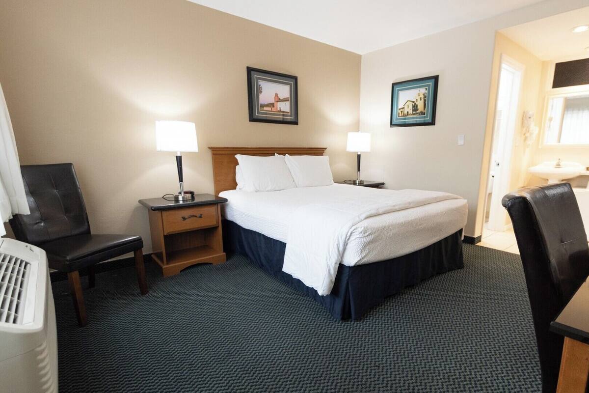 Standard Room, 1 Queen Bed Upstairs (1 Queen Bed Nonsmoking) | Premium bedding, down comforters, pillowtop beds, desk