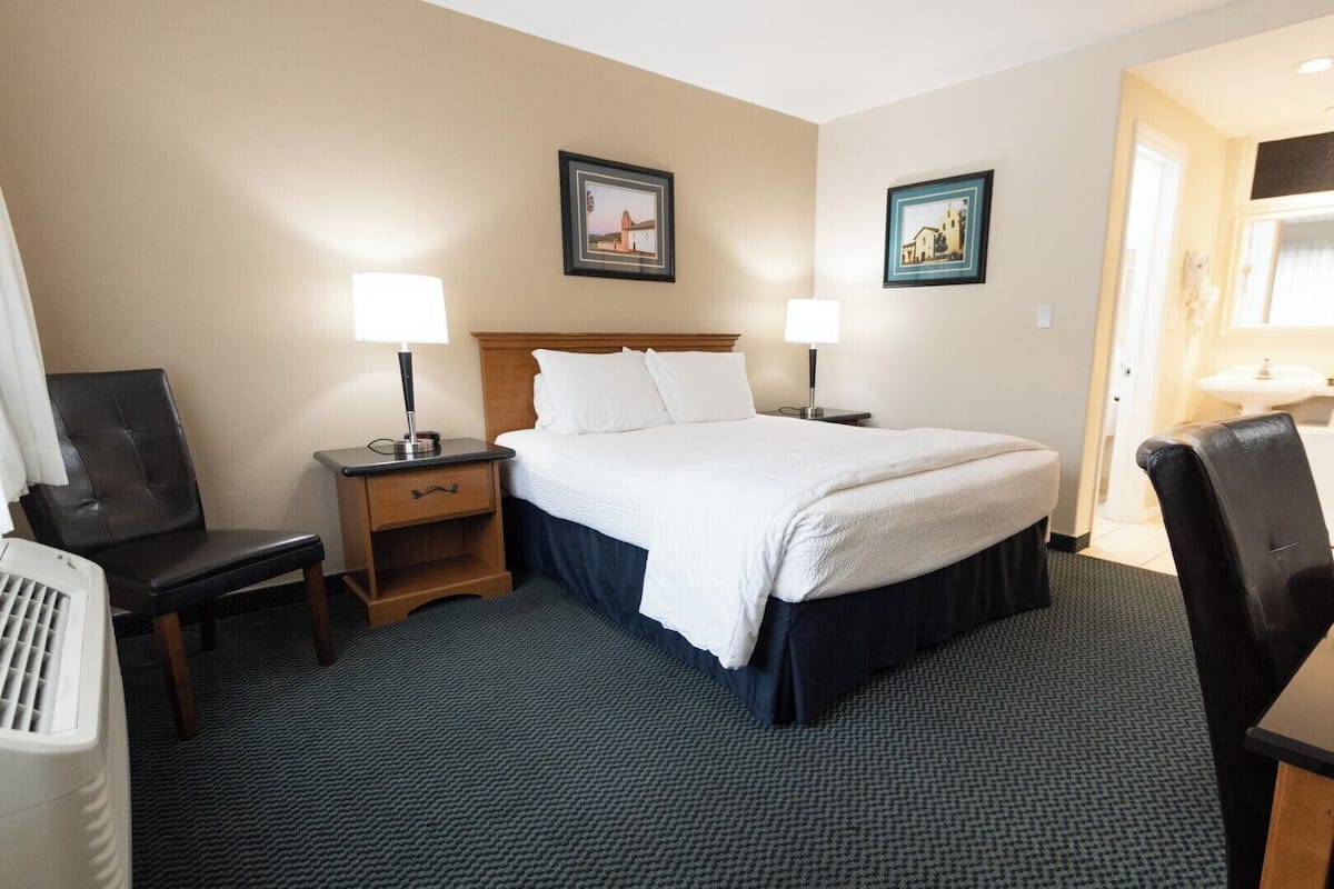 Standard Room, 1 Queen Bed Upstairs (1 Queen Bed Nonsmoking) | Premium bedding, down comforters, pillowtop beds, desk