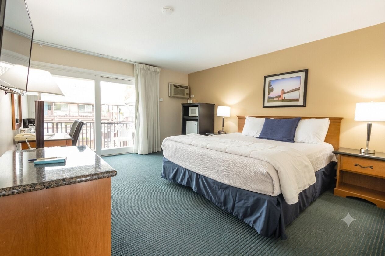 Signature Room, 1 King Bed Upstairs, Balcony (1 king bed nonsmoking) | Premium bedding, down comforters, pillowtop beds, desk