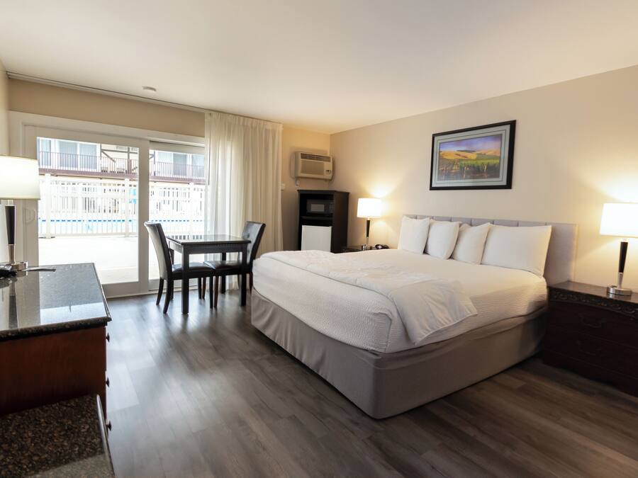 Signature Room, 1 King Bed Ground Floor, Patio (1 king bed nonsmoking) | Premium bedding, down comforters, pillowtop beds, individually decorated