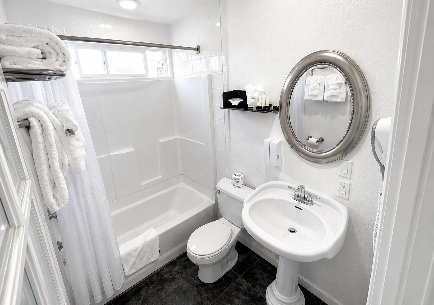 Une salle de bain moderne avec une baignoire, des toilettes et un lavabo.