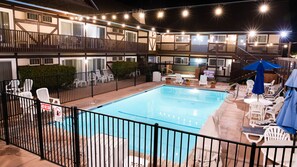 Outdoor pool, open 9:00 AM to 9:00 PM, pool umbrellas, sun loungers - King Frederik Inn (Solvang)