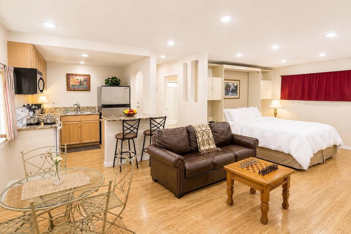Premium Studio Suite, Kitchen, Courtyard Area | Premium bedding, down comforters, pillowtop beds, desk