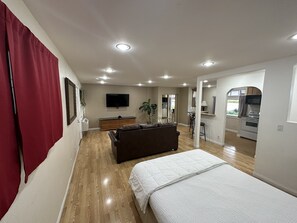 Premium Studio Suite, Kitchen, Courtyard Area | Premium bedding, down duvets, pillow-top beds, individually decorated - King Frederik Inn (Solvang)