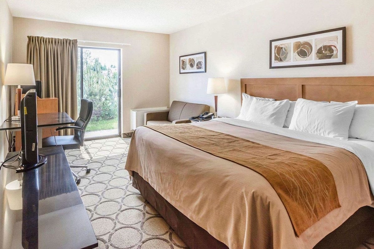 Luxe beddengoed, pillowtop-bedden, een bureau, geluiddichte muren