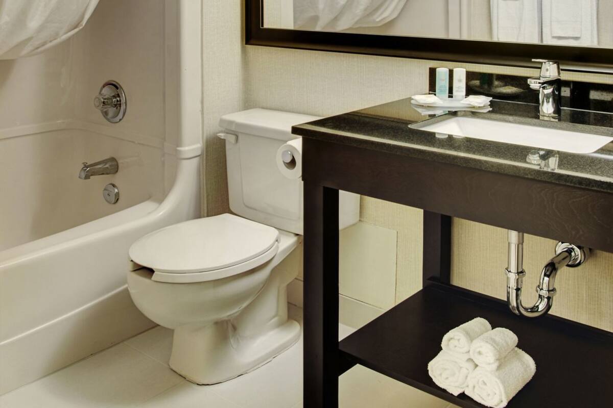 Salle de bain | Ensemble baignoire-douche, articles de toilette écologiques