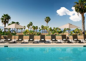 حمّام سباحة خارجي، مقاعد للتشمس