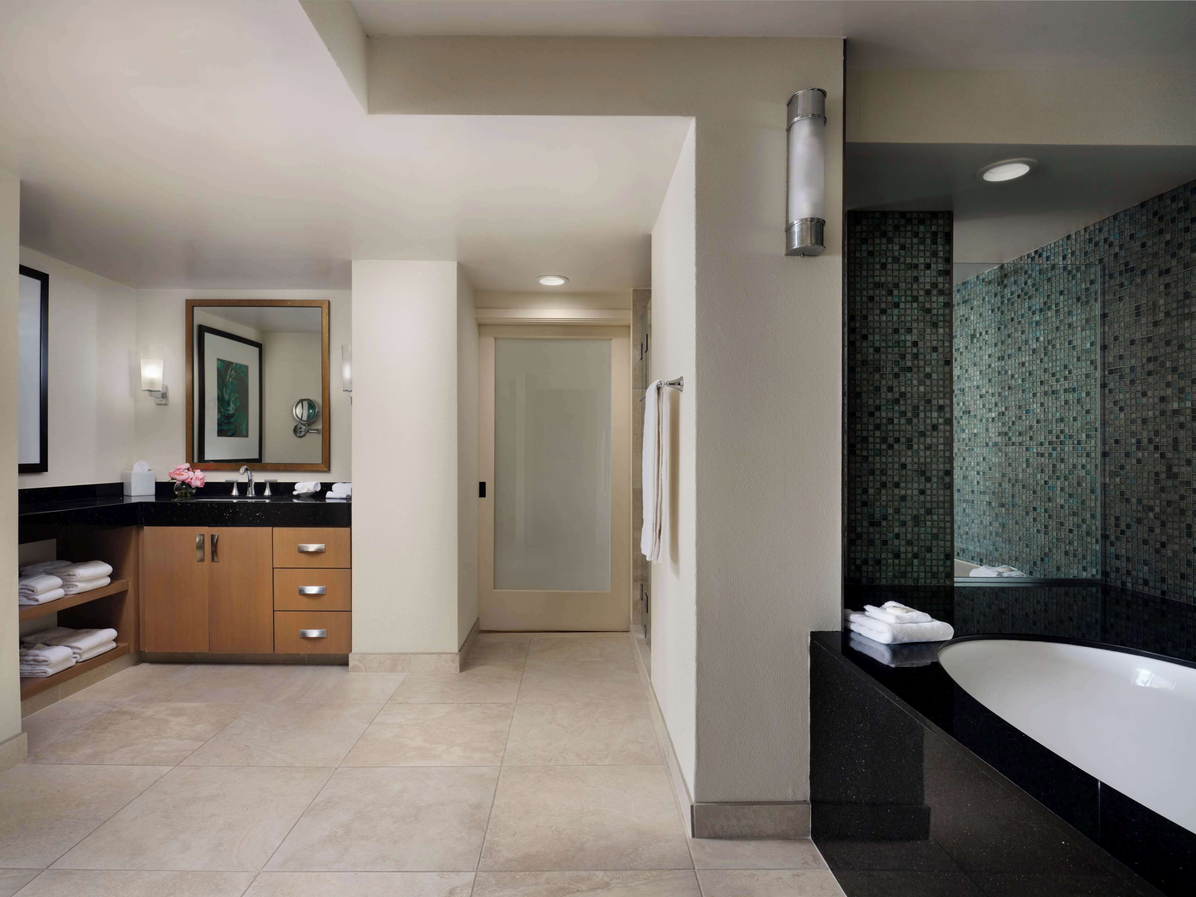suite, 1 king bed | bathroom | combined shower/bathtub, designer toiletries, hair dryer, towels