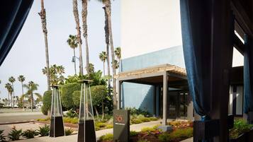 2 restaurants servant le déjeuner et le dîner