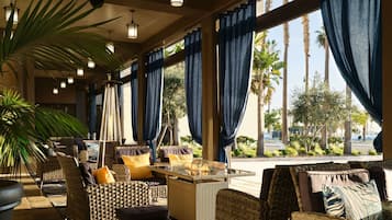 2 restaurantes, se sirven comidas, cenas y cocina californiana