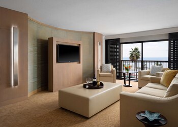 Egyptian cotton sheets, premium bedding, pillowtop beds, in-room safe at Sonesta Redondo Beach & Marina