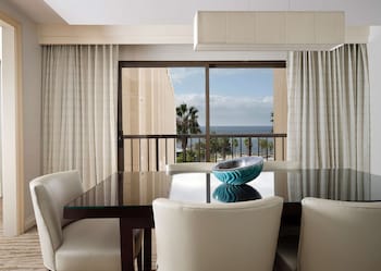 Egyptian cotton sheets, premium bedding, pillowtop beds, in-room safe at Sonesta Redondo Beach & Marina