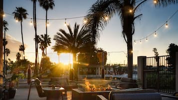 2 restaurantes; se sirven comidas y cenas