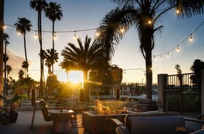 2 restaurants, lunch, dinner served; Californian cuisine