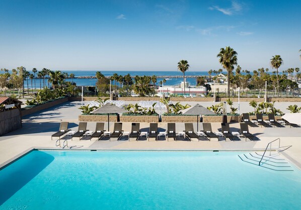 Piscine extérieure, chaises longues