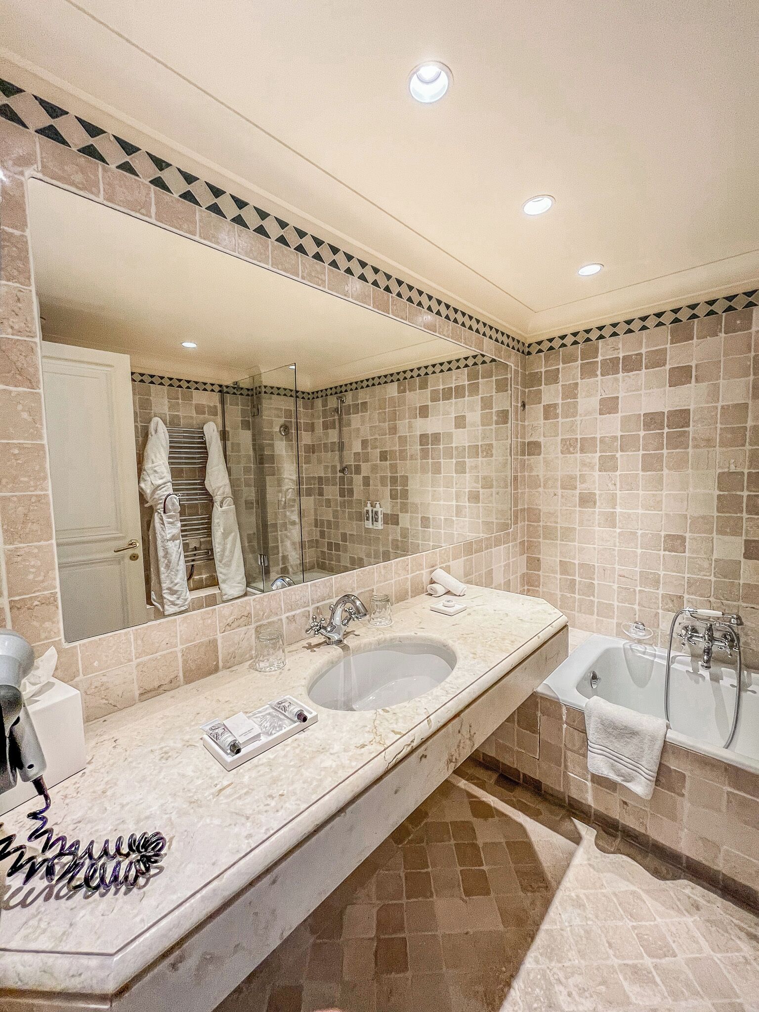 junior suite | bathroom | free toiletries, hair dryer, bathrobes, slippers