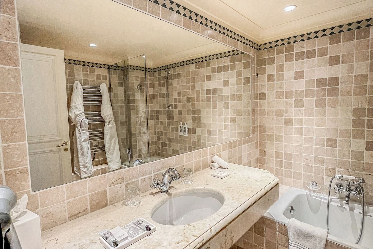 junior suite | bathroom | free toiletries, hair dryer, bathrobes, slippers