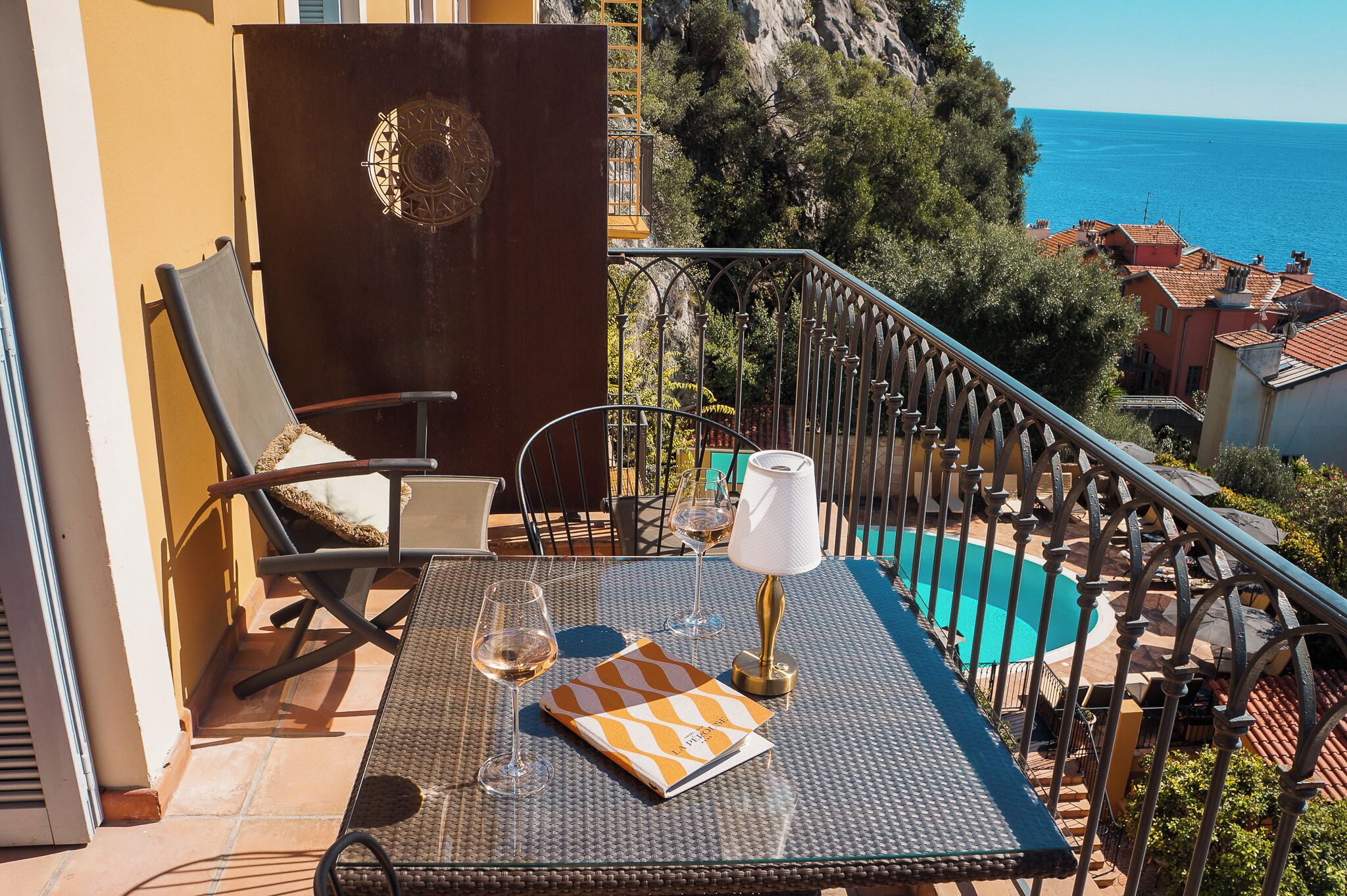 chambre deluxe pleine vue mer avec balcon | premium bedding, minibar, in-room safe, individually decorated