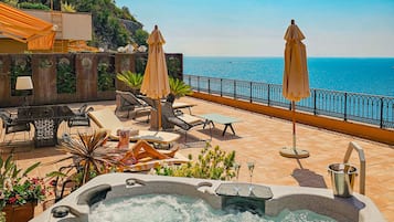 Suite sea view | Premium bedding, minibar, in-room safe, individually decorated