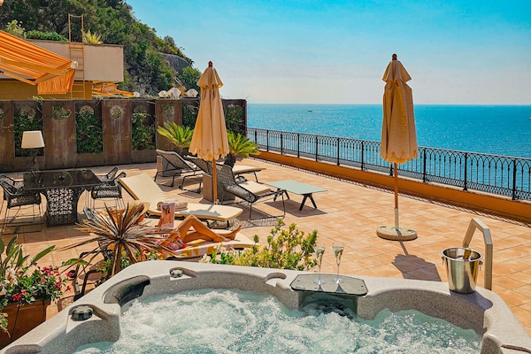 Suite, uitzicht op zee (Méditerranée) | Luxe beddengoed, een minibar, een kluis op de kamer