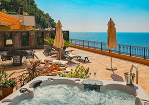 Suite, uitzicht op zee (Méditerranée) | Luxe beddengoed, een minibar, een kluis op de kamer