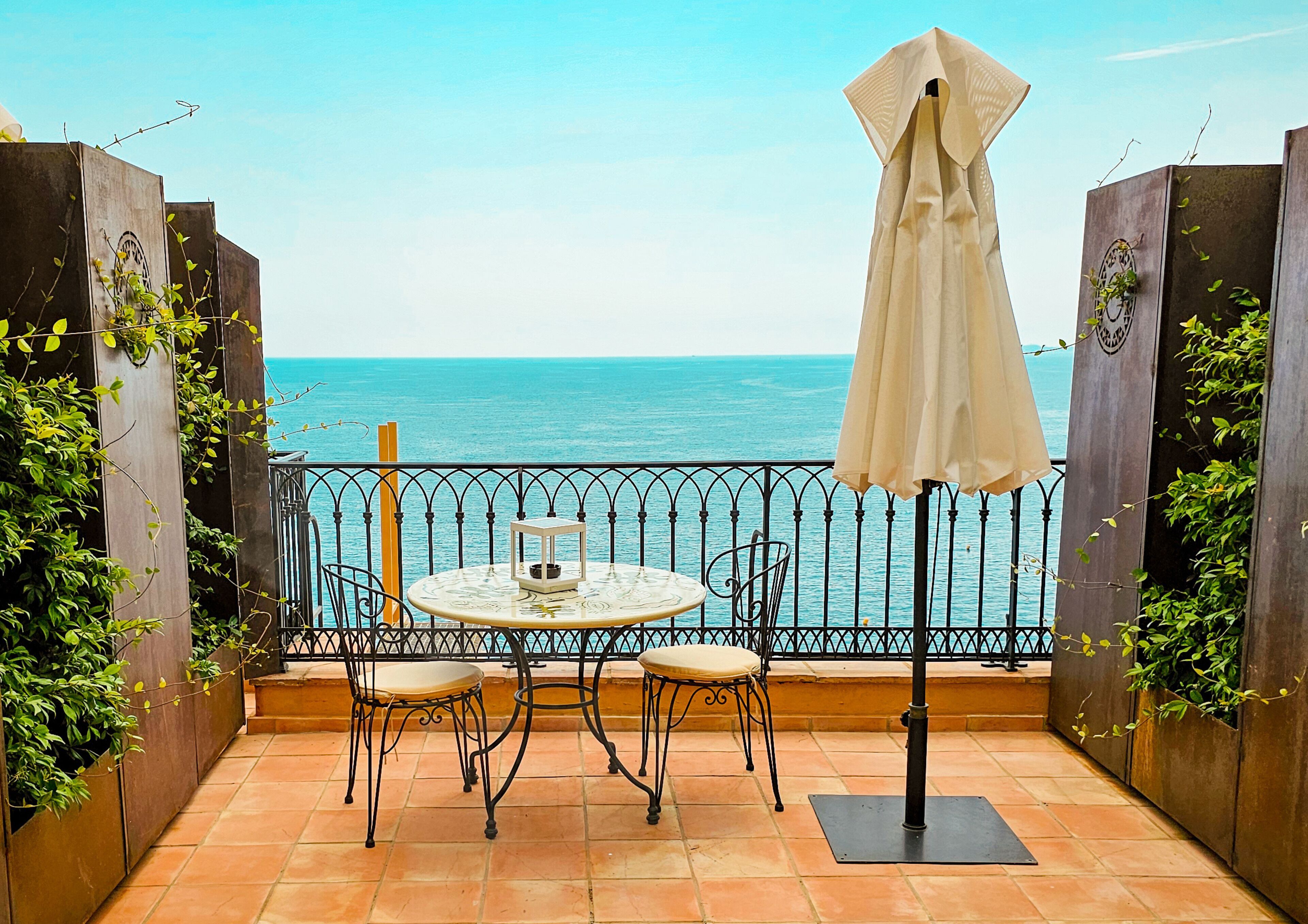 chambre deluxe pleine vue mer avec balcon | premium bedding, minibar, in-room safe, individually decorated