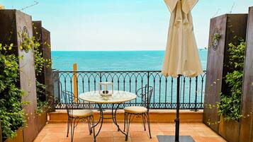 Chambre Deluxe pleine vue mer avec balcon | Roupas de cama premium, frigobar, cofres nos quartos