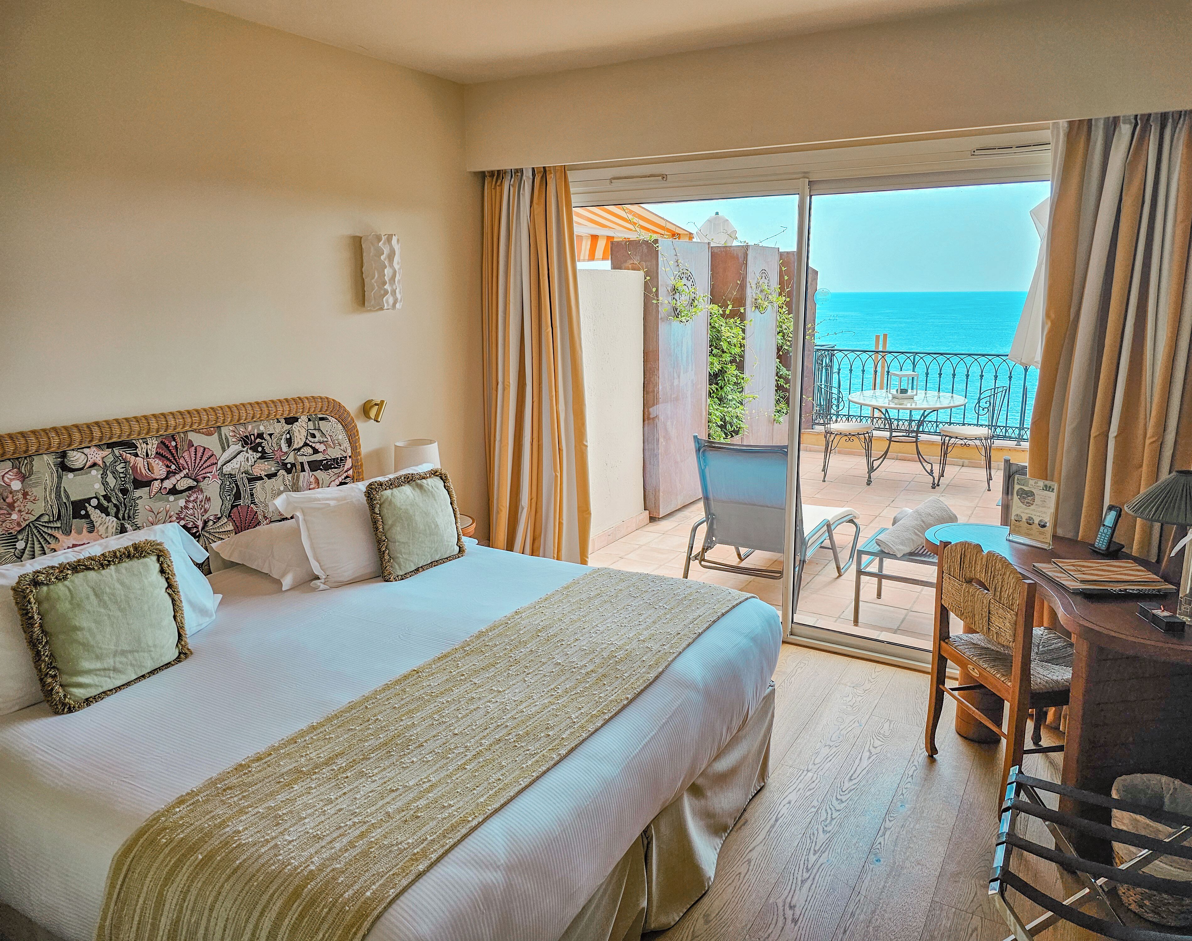 chambre deluxe pleine vue mer avec balcon | premium bedding, minibar, in-room safe, individually decorated