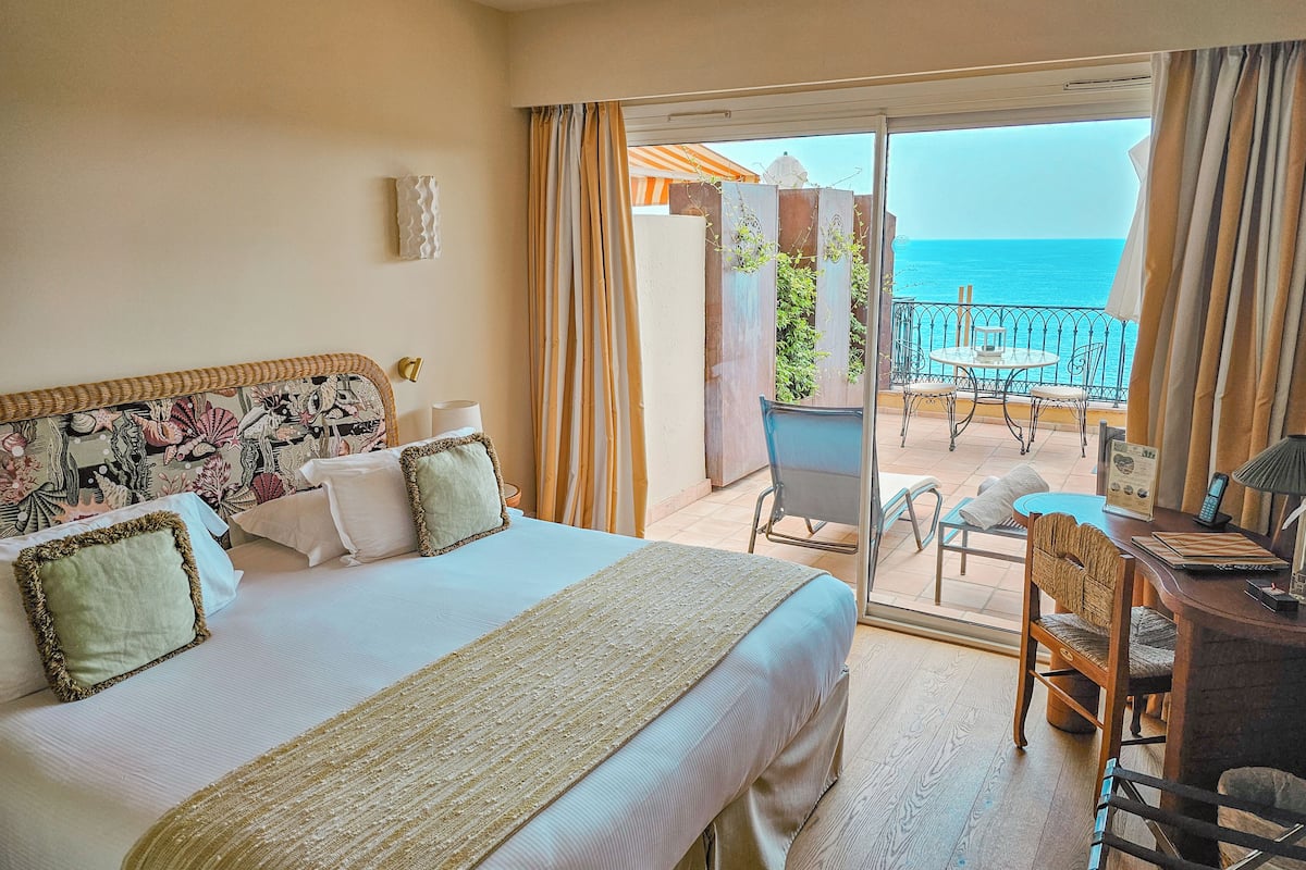 chambre deluxe pleine vue mer avec balcon | premium bedding, minibar, in-room safe, individually decorated