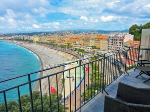 Suite, vista al mar (Baie Des Anges) | Ropa de cama de alta calidad y minibar 