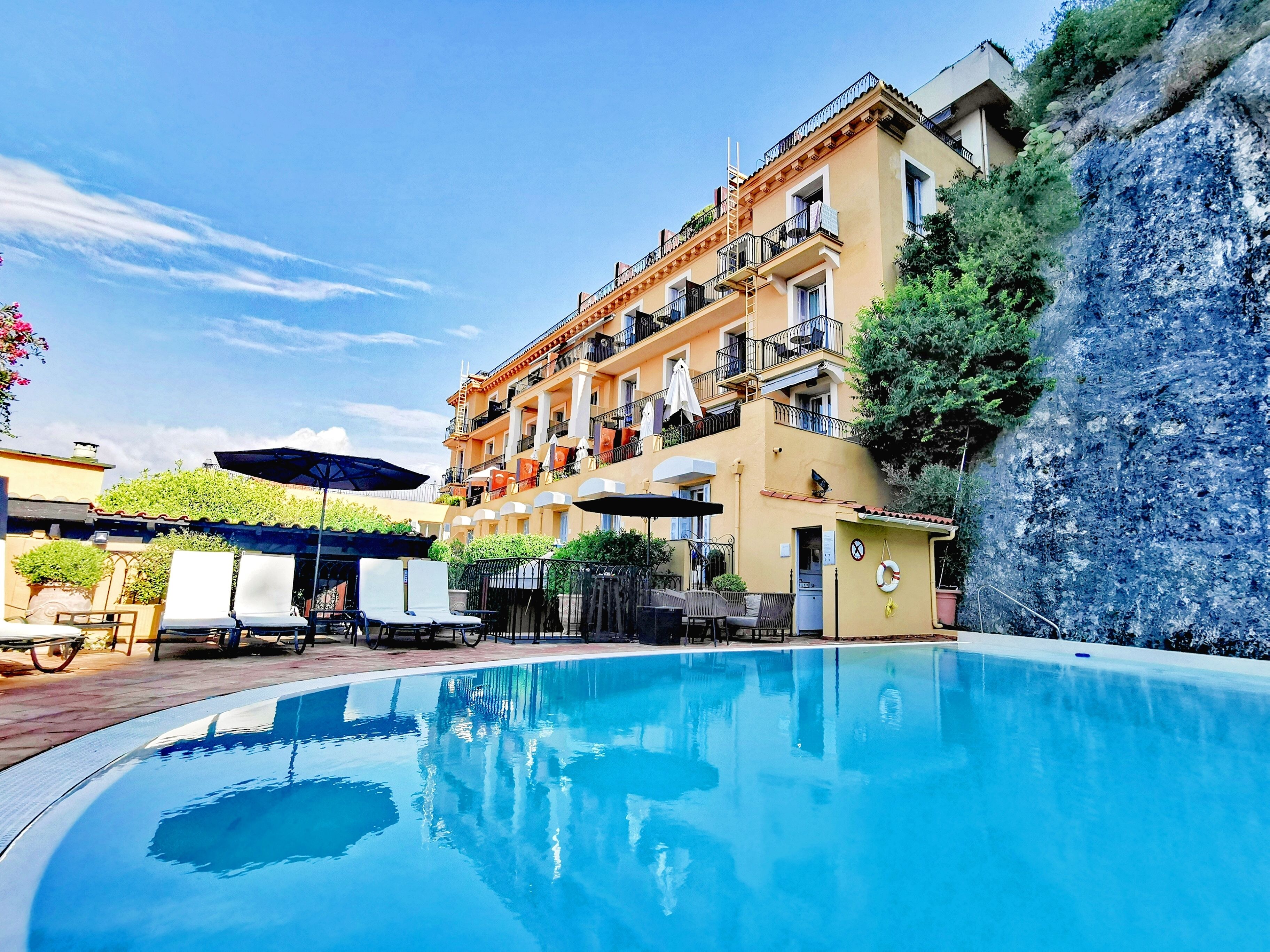 季节性开放的室外游泳池